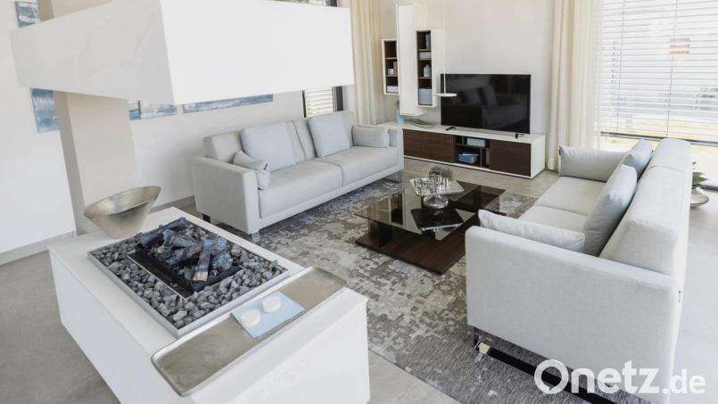 Wirkt auch ohne persönliche Gegenstände wohnlich: Beim Home Staging wird darauf geachtet, dass sich potenzielle Käuferinnen und Käufer direkt wohlfühlen. Symbolbild: Daniel Maurer/dpa