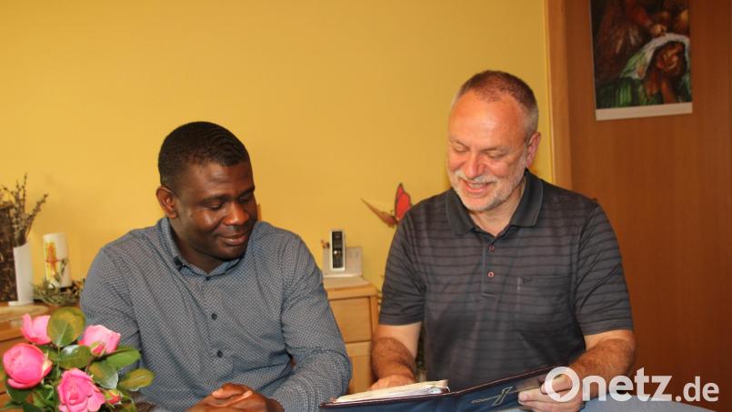 Doppelte Freude. Pater Sylvester aus Nigeria (links) freut sich, dass er für drei Jahre als mobile Reserve der Diözese Regensburg in der Pfarreiengemeinschaft Schnaittenbach/Kemnath a.B. als Priester und Seelsorger wirken darf. Pfarrer Josef Irlbacher freut sich über die willkommene Unterstützung, die Weltkirche in seiner Pfarreiengemeinschaft auf die schönste Weise erfahrbar macht. Bild: ads