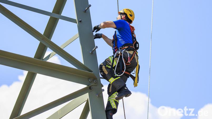 Feuerwehrmann Wolfgang Hammerl beim Aufstieg: 50 Meter geht es bis zur ersten Traverse nach oben. Bild: Hösamer