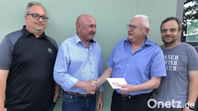 Christian Geilersdörfer (links) und Michael Iberer (rechts) freuen sich mit dem HKA-Vorsitzenden Georg Götz und dem überraschten Josef Moosburger vom OGV (Mitte) über die finanzielle Unterstützung für 20 Jahre Angebote beim Ferienprogramm. Bild: mma