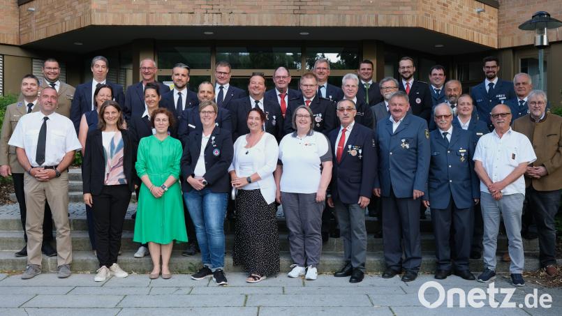 Zahlreiche ehrenamtliche Helfer des Roten Kreuzes, der Johanniter und des Technischen Hilfswerkes erhielten das staatliche Ehrenzeichen in Gold und Silber. Bild: Hirsch