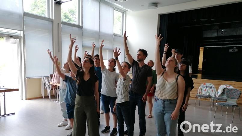 Regisseurin Theresa Weidhas geht mit dem Ensemble noch einmal die Choreografie durch. Bild: wrl