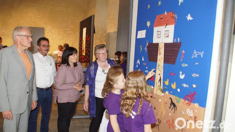 Die Kinder und Frieda Roith (rechts) informieren Schulamtsdirektor Johann Hilburger, stellvertretenden VG-Vorsitzender Manfred Dirscherl und stellvertretende Landrätin Birgit Höcherl (von links) über die Arbeiten zum Klöppelprojekt “Arche Noah”. Bild: Höcherl/exb