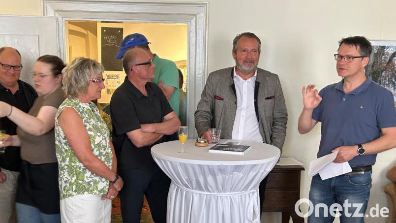 Journalist Uli Piehler (rechts) würdigt im Schmidt-Haus Nabburg die Fotoarbeiten von Rudi Wilhelm (Zweiter von links) über Baum-Marterln in der Oberpfalz. Nabburgs Bürgermeister Frank Zeitler und zweite Bürgermeisterin Irene Ehemann hatten den Künstler nach Nabburg geholt. Bild: Pammer/exb