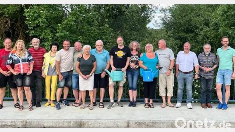 Seit der Sanierung der Mühlbachbrücke im Jahr 2016 wird diese alle Jahre von den Anwohnern mit Blumenkästen geschmückt. Die Initiative ging von 2. Bürgermeister Uwe Bergmann (Fünfter von links) und Stadtrat Harald Kausler (rechts) aus. Bürgermeister Marcus Eichenmüller (Dritter von rechts) lobte den Gemeinschaftssinn der Anwohner. Bild: u