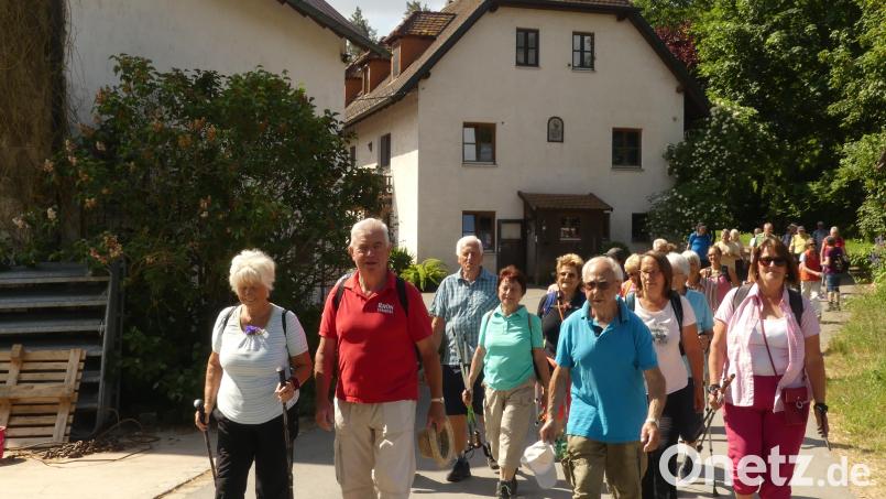 Die von Sepp Kämpf (vorne, Zweiter von links) ausgewählte Wanderroute führt über die historische Hammermühle an der Creußen, die seit kurzem das tirolische Familienwappen der jetzigen Besitzer ziert. Bild: rn