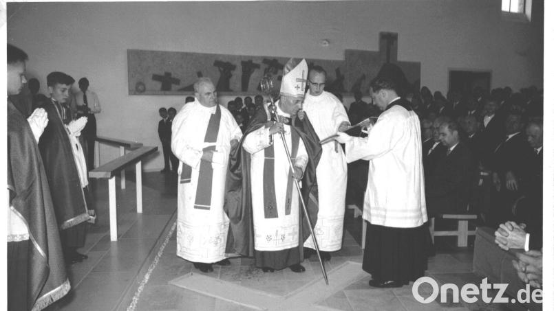 Der Regensburger Weihbischof Josef Hiltl weihte am 9. Juni 1963 die neue Pfarrkirche &quot;Zur Heiligsten Dreifaltigkeit&quot;. Mit ihm Bild rechts daneben der Prior des Prämonstratenserklosters Speinshart Josef Hermann. Bild: Archiv Wolfgang Hübner