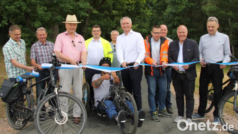 Die fertiggestellte Radwegeverbindung zwischen Schnaittenbach und Wernberg-Köblitz wurde bei einem Ortstermin von Initiator Reinhold Strobl, Baudirektor Stefan Noll, MdL Harald Schwartz (ab Dritter von link) und Bürgermeister Marcus Eichenmüller (Zweiter von rechts) und Mitgliedern des Stadtrats sowie einer der ersten Nutzer des Radwegs seiner Bestimmung übergeben. Bild: ads
