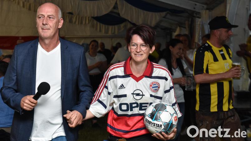 Nicole Negel kam im Basler-Trikot. Anlass genug für Super-Mario, die 39-Jährige auf die Bühne zu holen. Bild: Stephan Huber