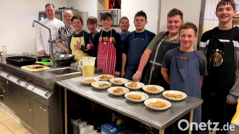 Beim Projekttag im Gasthof Bodensteiner durften die Schmidgadener Schüler in der Küche mitarbeiten. Bild: A. Hoffmann/exb