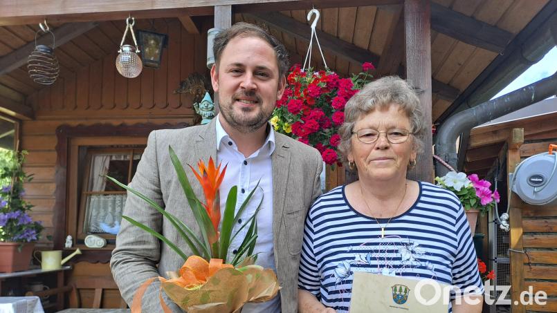 Bürgermeister Sebastian Voit gratulierte im Namen der Gemeinde Brigitta Sauer zu ihrem 80. Geburtstag. Bild: gis