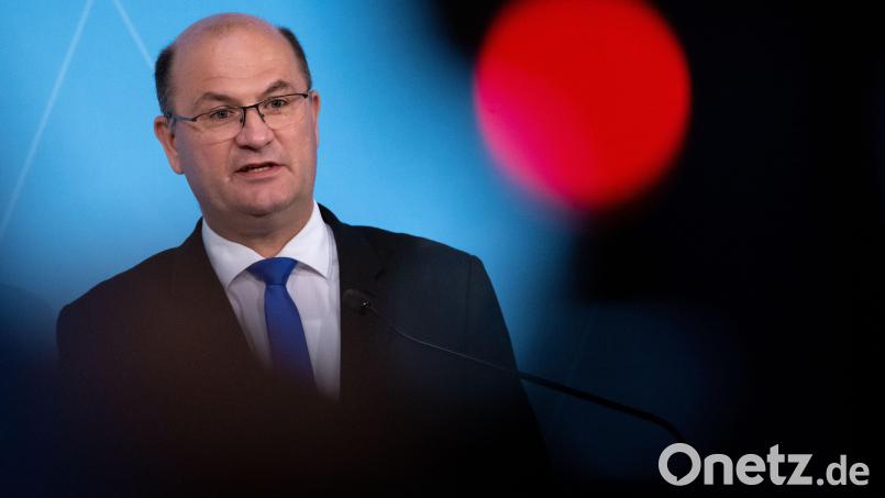 Der bayerische Finanzminister Albert Füracker (CSU) hat für den 4. Juli beim Landtag eine Regierungserklärung angemeldet. Er will sich zur vielfach angekündigten Klage des Freistaats gegen den Länderfinanzausgleich äußern. Archivbild: Sven Hoppe/dpa