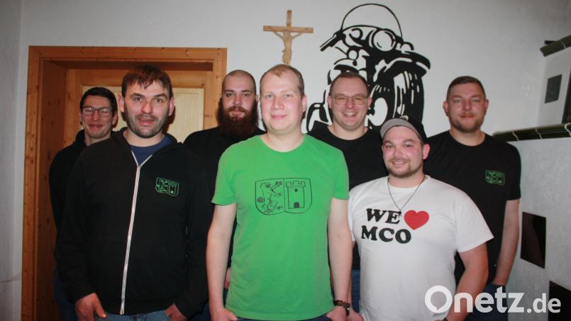 Timo Busch (Mitte) führt die neue MCO- Vorstandschaft an Lukas Eckert (hinten rechts) bleib stellvertretender Vorsitzender. Bereits über 20 Jahre ist Thomas Keck (vorne links) dabei. Auch Hannes Schmid, Sebastian Schönmann, Nikolas Eckert (Kassenwart) und Patrick Hösl (von links nach rechts) gehören zur neuen Vorstandschaft. Bild: edo