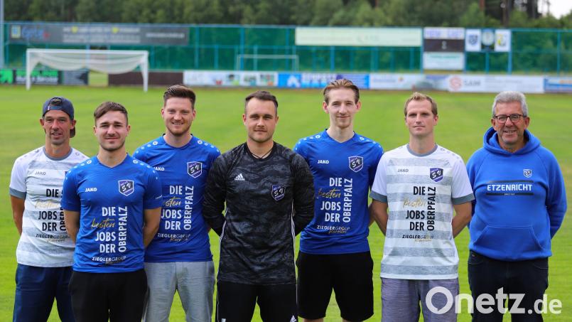 Zum Trainingsstart präsentierte der SV Etzenricht seine Neuzugänge: (von links) Co-Trainer Klaus Herrmann, Florian Träger, Benjamin König, Luca Wittmann, Nick Sperlich, Spielertrainer Andreas Wendl und SV-Fußballabteilungsleiter Manfred Herrmann.
Bild: Rudi Walberer Bild: war
