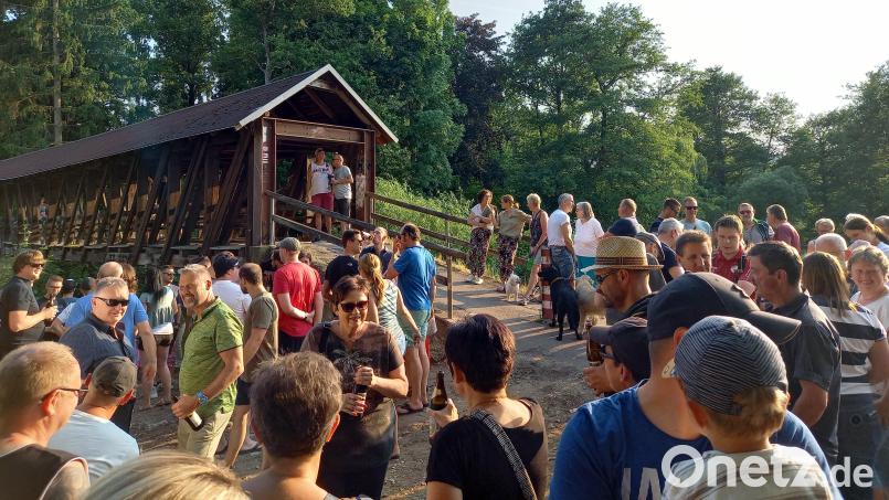 Ein &quot;Brückerl&quot; voller Erinnerungen und dazu ein Freibier. Das lockt viele Pfreimder am Tag vor dem Abriss noch einmal an den überdachten Steg, der jetzt erneuert wird. Bild: bl