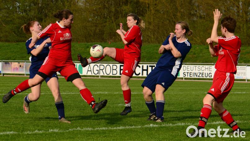 Die Schwarzenfelderinnen (rote Trikots) spielen in der BOL. Bild: ham