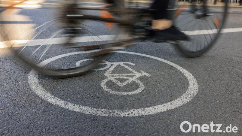 Ein Radfahrer fährt über einen Fahrradweg. Bild: Jan Woitas/dpa/Symbolbild