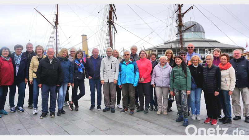 Vor dem Segelschiff Discovery am Fluss Tay in Dundee versammelten sich die Reisenden zu einem Erinnerungsfoto. Bei der Discovery handelt es sich um das Expeditionsschiff, mit dem Robert Falcon Scott seine ersten Expeditionen in die Antarktis unternommen hat. Bild: jzk