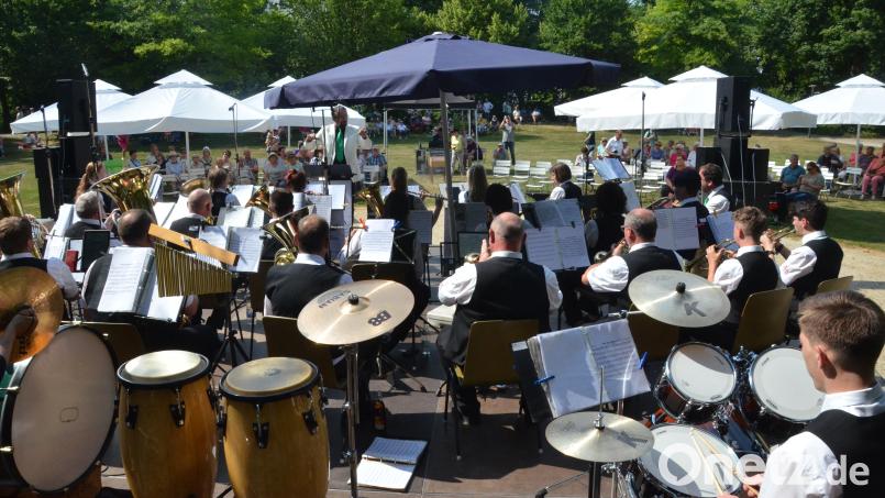 Das Bergmusikkorps &quot;Frisch Glück&quot; aus Annaberg-Buchholz eröffnet die diesjährigen Sommerserenaden. Bild: Kunz