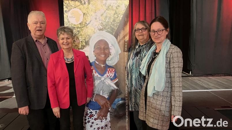Die Vertreter der Regionalgruppe Amberg-Sulzbach der Mali-Hilfe (von links) Reinhold Strobl, Hildegard Geismann und Petra Schilling mit Gudrun Kahl, der Projektbeauftragten der Mali-Hilfe vor dem Rollup der Regionalgruppe. Bild: Strobl/exb