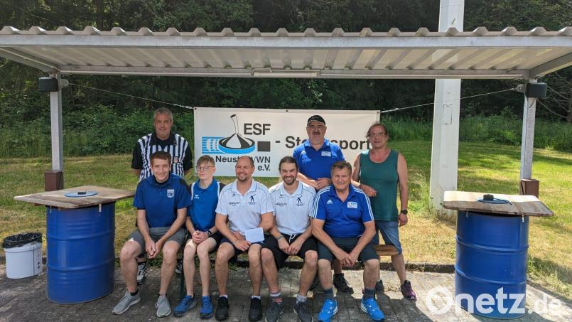 Die drei Erstplatzierten (von links): der FC Heselbach, SpVgg Pfreimd und der FC Kaltenbrunn. Links, hinten, Schiedsrichter Marco Hausner, rechts ESF Vorsitzende Michaela Kreuzer. Bild: krb