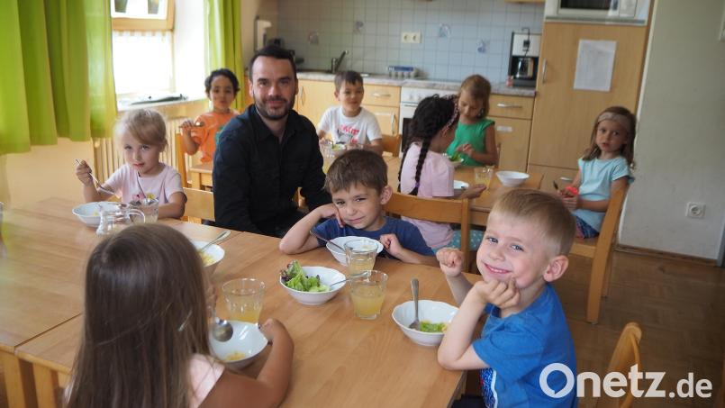 Im Praktikum hat Dennis Gödke vor zehn Jahren seinen Traumberuf gefunden. Er ist einer der wenigen Männer, die als pädagogische Fachkräfte im Kindergarten arbeiten. Im Kinderhaus St. Anna in Wernberg hat er allerdings inzwischen Verstärkung bekommen. Bild: bl