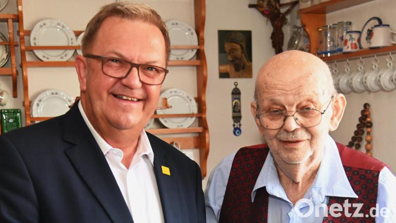 Bürgermeister Martin Preuß gratulierte namens der Stadt Amberg Josef Brunner (rechts) zu seinem 90. Geburtstag. Bild: gf