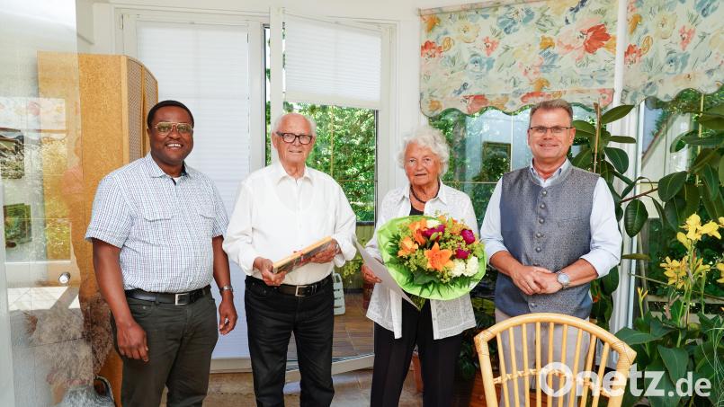 Bürgermeister Karlheinz Budnik gratulierte Edeltraud und Christof Daubner mit Pfarrer Edwin Ozioko (von rechts) zur eisernen Hochzeit. Bild: exb/Daubner