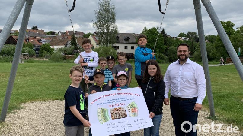 Die Falkenberger Kommunionkinder bei der Spendenübergabe an Bürgermeister Matthias Grundler. Bild: Marktgemeinde Falkenberg/exb