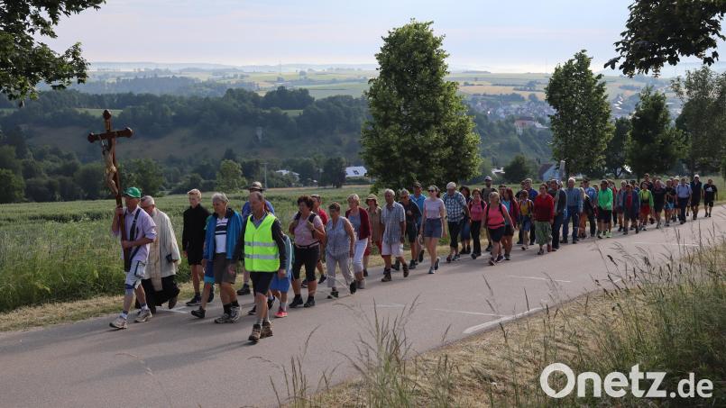 Bei sehr gutem Wetter pilgern rund 75 Gläubige aus Rieden zum 320. Mal auf den Habsberg. Bild: mrr