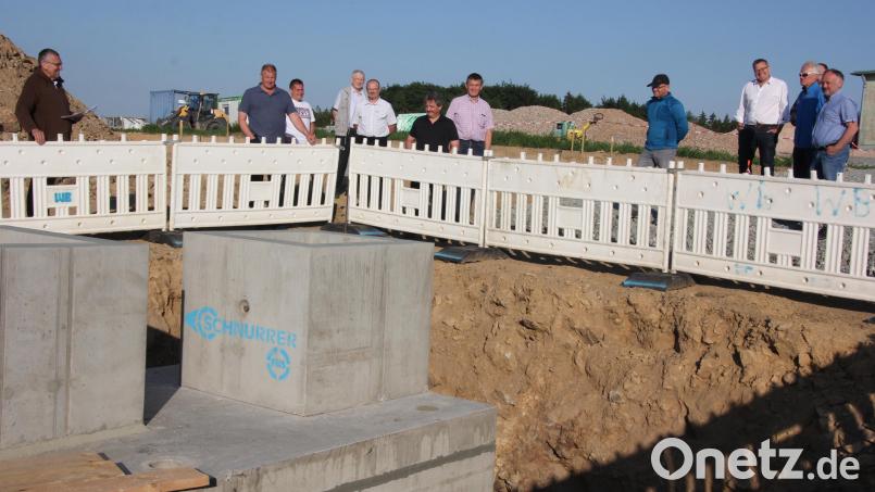 Bei einem Ortstermin vor der Marktratssitzung informierte Bürgermeister Franz Schöner (links) das Gremium über den aktuellen Sachstand beim Bau des Wasserhochbehälters in Griesbach. Im Bild das Absetzbecken. Bild: kro