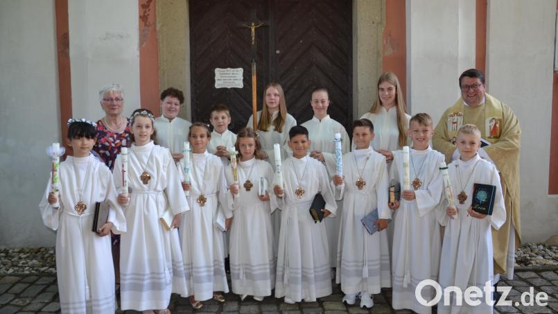 Acht Kinder feierten mit Pfarrer Udo Klösel Erstkommunion in der Wieskirche. Dazu gratulierte auch Schulleiterin Ulrike Uhlemann. Bild: gi