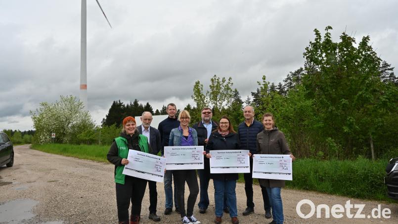 Beiräte der Bürgerwindenergie Schnaittenbach GmbH &amp; Co. KG übergeben Spenden an Vertreter des Waldkindergartens Schnaittenbach, der Kita St. Vitus, des Kindergartens St. Maria und des Kindergartens St. Margareta. Bild: Michael Schmidt/exb
