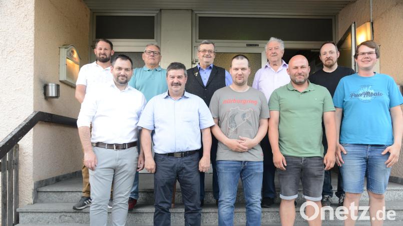 Bürgermeister Sebastian Hartl freut sich über die Neuwahlen, bei der Vorsitzender Helmut Grünbauer, Zweiter Vorsitzender Markus Grünbauer, Schriftführer Reinhard Püttner, Kassier Sebastian Stoppe (vorne, von links) und die Ausschussmitglieder Valentin Fuchs, Franz Jobst, Artur Leonhardt, Siegfried Goschler und Dominik Heider gewählt werden. Bild: bey