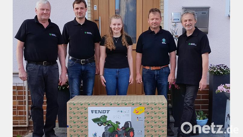 Die Gewinnerin des Flosser Preisrätsels erhält einen Tretschlepper. Von links: Helmut Baumgart, Andreas Alberti, Siegerin Anja Portner, BBV-Ortssprecher Markus Schieder und Rainer Bock. Bild: le