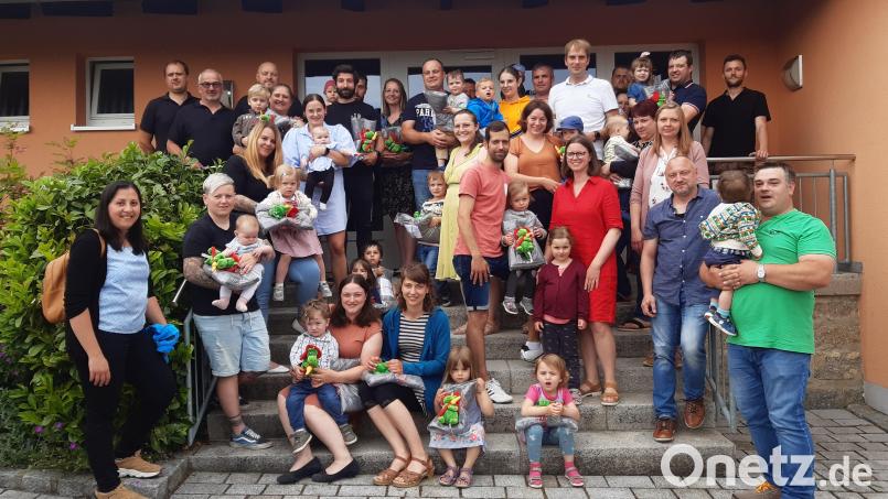 Seit einigen Jahren überreicht die Kulzer Wehr beim Birkerlfest den Neugeborenen mit ihren Familien ein kleines Willkommensgeschenk: Dieses Mal in Form eines Badetuchs und des Feuerwehrdrachens „Grisu“. Bild: mnt