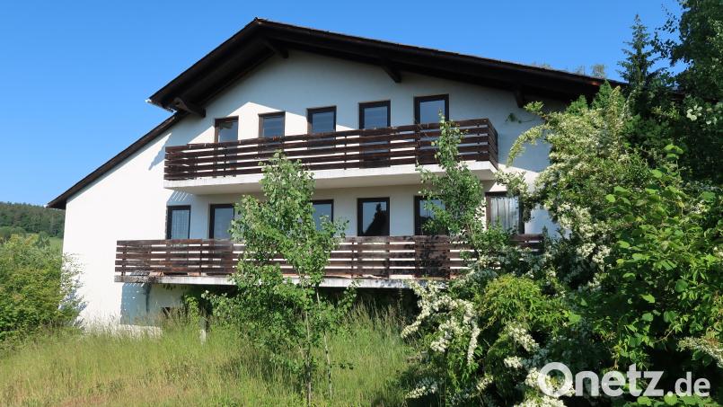 Das einstige Kurhotel am Höhenweg auf dem Schusterberg befindet sich seit rund 20 Jahren im Dornröschenschlaf. In der jüngsten Gemeinderatssitzung Friedenfels war es wieder einmal ein Thema. Bild: bsc