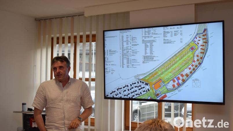 Architekt Christian Schönberger erläutert seinen Entwurf des vorhabenbezogenen Bebauungsplans &quot;SeeBlick Resort Trausnitz&quot;, der die Zustimmung des Gemeinderates fand. Bild: bnr