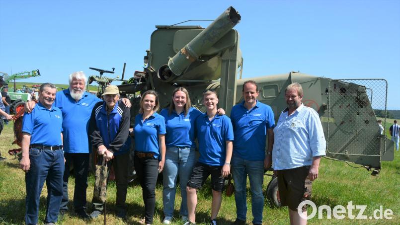 Günther Dostler (rechts) aus Münchenreuth bei Waldsassen zusammen mit den Gästen aus Münchenreuth (Gemeinde Feillitzsch). Bild: jr