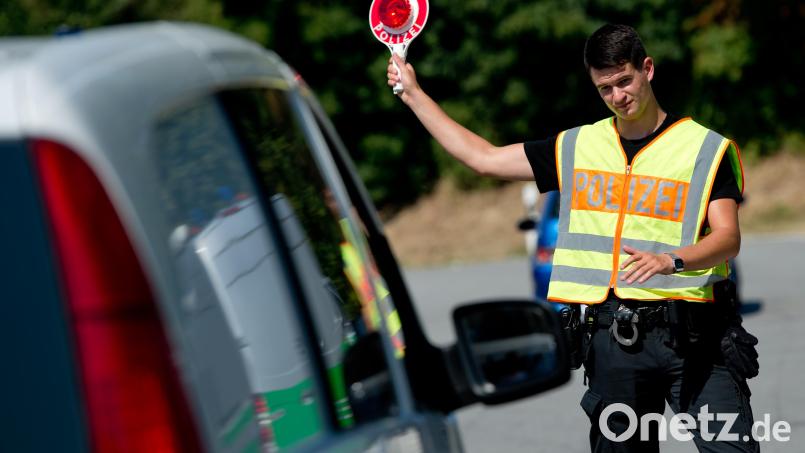 Ein bayerischer Polizist bei einer Fahndung nach Schleuserbanden. Symbolbild: Sven Hoppe/dpa