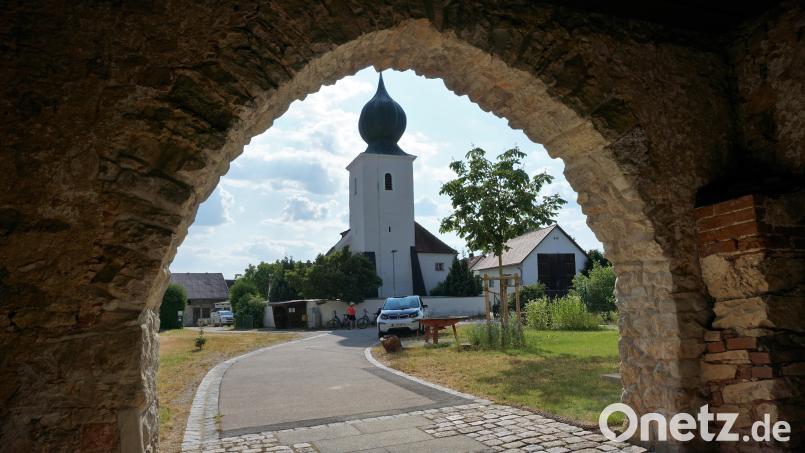 Auf dem Platz zwischen Torhaus und Kirche findet der weltliche Teil der Kirchweih im Ort Hirschwald statt. Bild: tra