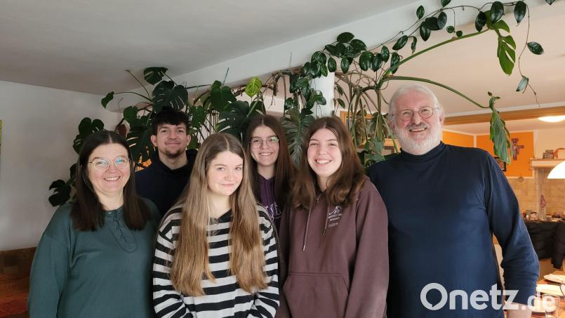 Wurden für zwei Monate zu einer Familie: Paula Deml, Jonas Deml, Briar Futschek Ryan, Sarah Deml, Mirjam Deml, Hans Deml (von links). Bild: Deml/exb