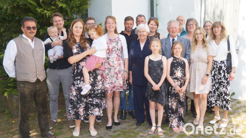 Christa und Horst Fettke (Mitte) feierten zusammen mit der Familie ihre Eiserne Hochzeit. Pfarrerin Ruth Schlinke (Zweite von rechts) zelebrierte den Gottesdienst, Bürgermeister Manfred Dirscherl (links) gratulierte im Namen der Gemeinde. Bild: wel
