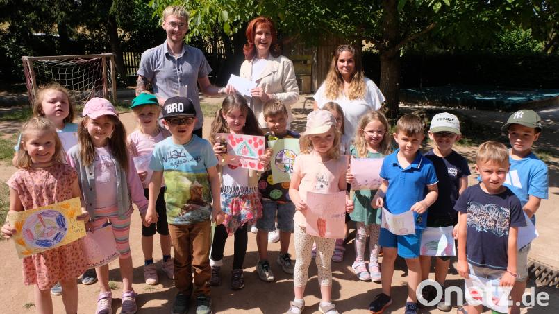 Die Vorschulkinder können ihren geplanten Tagesausflug unternehmen. Dafür sorgen Andrea Gollwitzer und der Förderverein mit ihren finanziellen Unterstützungen. Hinten stehend, von links: Leiter Sebastian Reil, Andrea Golllwitzer und Erzieherin Svenja Horn. Bild: le