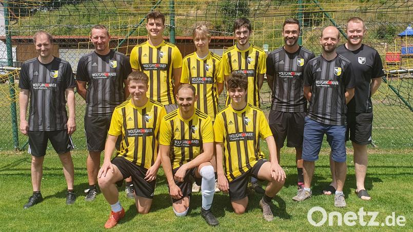Die Neuzugänge der DJK Neustadt mit dem Trainerteam: (stehend, von links) Manuel Prem , Stefan Zimmermann, eam. Samuel Stangl, Josua Steiner, Michael Eckl, Enrico Köllner, Felix Steghöfer, Teammanager Steffen Markl; vorne: Benedikt Meier, Tarik Köck und Janik Schäffler. Nicht auf dem Foto sind die weiteren Neuzugänge Lukas Neumann, Fabio Schmola, Moritz Haubner und Jiri Horvath. Bild: mas