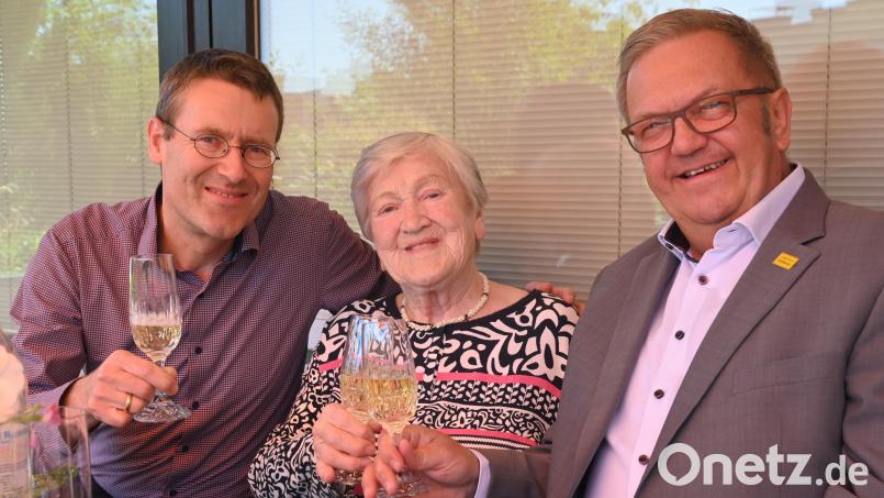 Mit ihrem Sohn Martin und Bürgermeister Martin Preuß stieß Betty Bauer auf ihren 90. Geburtstag an. Ausgiebig gefeiert wird noch bei einem gemeinsamen Familienurlaub. Bild: gf