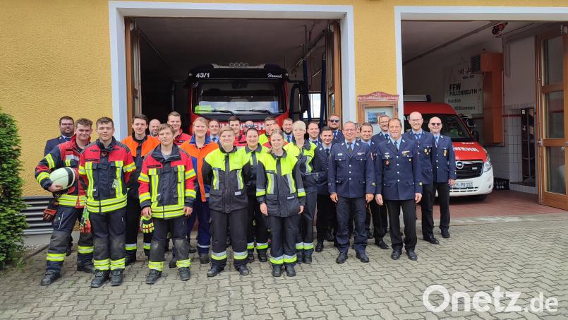 13 junge Wehrfrauen und -männer schlossen die Truppführerausbildung der Feuerwehr mit Erfolg ab. Unsere Aufnahme zeigt (links) im Löschanzug die Prüfungsabsolventen sowie (rechts hinten) die Kommandanten der beteiligten Wehren mit den Ausbildern und Prüfern Kreisbrandmeister Peter Prechtl (vorne von rechts) und Kreisbrandmeister Florian Braunreuther. Bild: öt