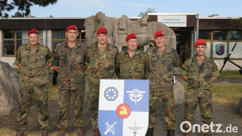 Die ehemaligen und der aktuelle Kommandeur waren in der Schweppermannkaserne: Matthias Kampf, Eberhard Deppisch, Georg Schreglmann, Martin Hillebrand , Robert Pfister und Alexander Kolb. Bild: Kurt Fuchs/exb