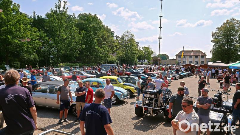 Dicht drängten sich am Sonntag Oldtimer und Besucher beim ersten Old- und Youngtimertreffen in Friedenfels. Bild: bsc