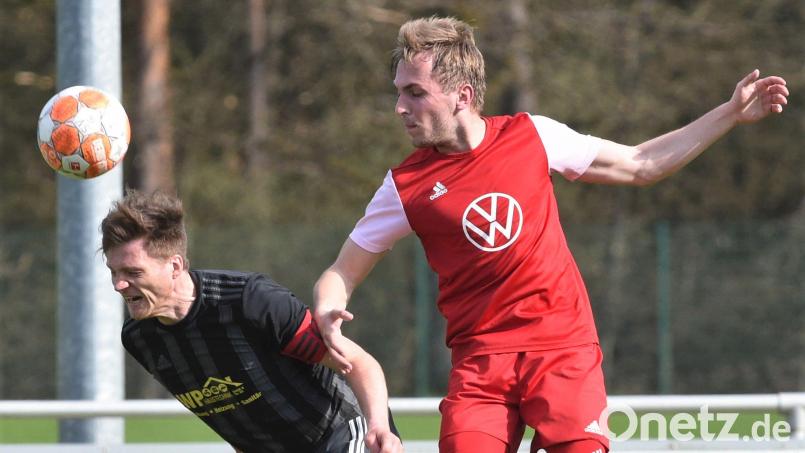 Die Grafenwöhrer (links Benjamin König) eröffnen die Bezirksliga-Saison in Vorbach, die Vohenstraußer (rechts Lukas Mudra) spielen zu Hause gegen den SV Auerbach. Bild: Büttner, Gerhard